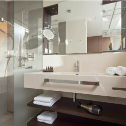 Apartment Juistblick 1 – Elegantes Bad mit großer Dusche und hochwertiger Ausstattung für Langzeitgäste