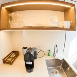 Apartment Juistblick 1 – Moderne Küchenzeile mit Geschirr und Kaffeemaschine für Ihren komfortablen Aufenthalt