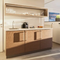 Apartment Juistblick 2 – Moderne Küchenzeile mit Geschirr und Kaffeemaschine für komfortablen Aufenthalt