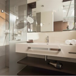 Apartment Juistblick 2 – Modernes Badezimmer mit großer Dusche und hochwertiger Ausstattung