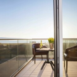 Apartment Juistblick 2 – Sonniger Balkon mit Meerblick und Sitzgelegenheit zum Entspannen