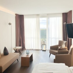 Apartment Marienhöhe 1 – Heller Wohnbereich mit gemütlicher Sitzecke und Panoramafenstern