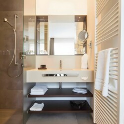 Apartment Morgensonne 1 – Modernes Badezimmer mit großer Dusche und hochwertiger Ausstattung