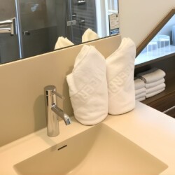 Apartment Morgensonne 4 – Modernes Bad mit Waschtisch und frischen Handtüchern für entspanntes Wohnen auf Zeit