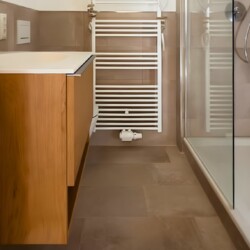 Apartment Schwalbennest 1.OG – Badezimmer mit Glasdusche und Handtuchheizung