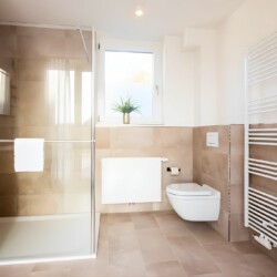 Apartment Schwalbennest 1.OG – Großes, modernes Badezimmer mit Fenster und Handtuchheizung