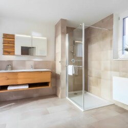 Apartment Schwalbennest 1.OG – Großes, modernes Badezimmer mit Handtuchheizung