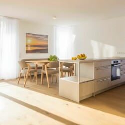 Apartment Schwalbennest 1.OG – Heller Wohn- und Essbereich mit moderner Küche und Balkonzugang