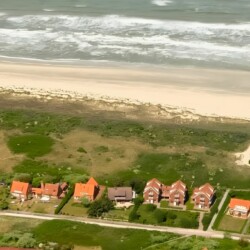 Apartment Schwalbennest 1.OG – Luftaufnahme der Ferienwohnungen direkt am Juister Nordseestrand