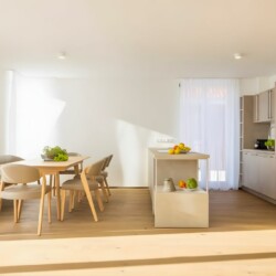 Apartment Schwalbennest 1.OG – Moderne offene Küche und Essbereich im hellen Wohnraum