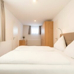 Apartment Schwalbennest 1.OG – Schlafzimmer mit Doppelbett, viel Platz und Fenster