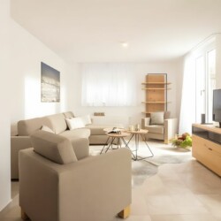 Apartment Schwalbennest 1.OG – Wohnbereich mit gemütlicher Sitzecke und TV für entspanntes Wohnen