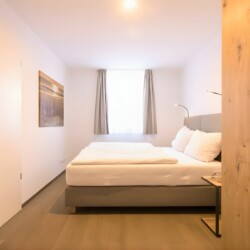 Apartment Schwalbennest 1.OG – Zweites Schlafzimmer mit viel Tageslicht und modernem Design