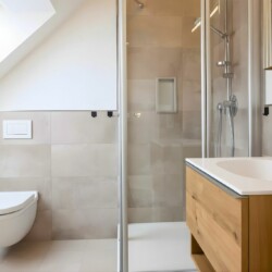 Apartment Schwalbennest Penthouse – Badezimmer mit ebenerdiger Dusche und Dachfenster