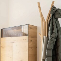 Apartment Schwalbennest Penthouse – Garderobe und modernes Sideboard im Eingangsbereich