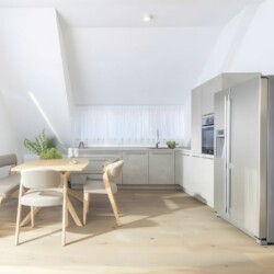 Apartment Schwalbennest Penthouse – Heller Wohn-Essbereich mit moderner Küche und viel Tageslicht