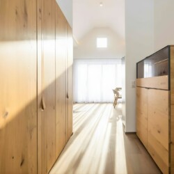 Apartment Schwalbennest Penthouse – Lichter Flur mit Einbauschränken und sonnigem Wohnbereich