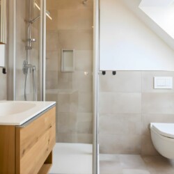 Apartment Schwalbennest Penthouse – Modernes Bad mit Glasdusche und elegantem Waschtisch