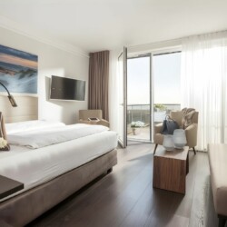 Apartment Weststrand 2 – Helles Schlafzimmer mit Balkon und Meerblick für möbliertes Wohnen auf Zeit