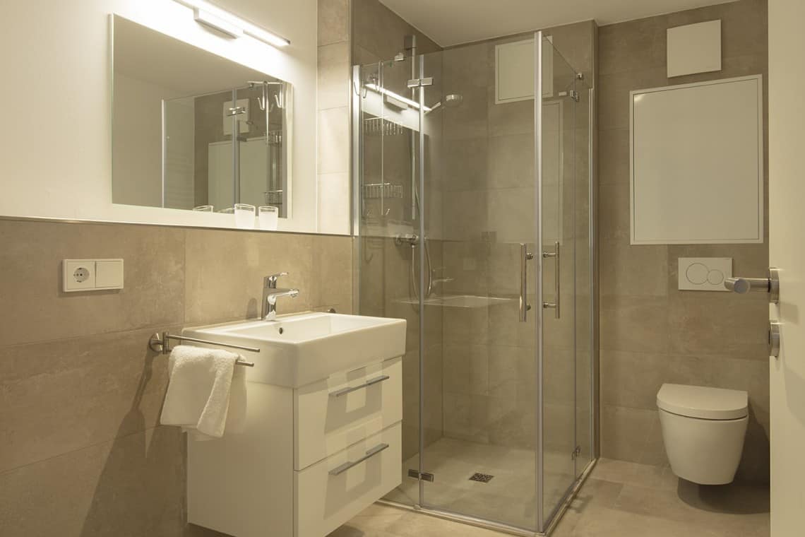 Hummer 1 OG Bad mit Balkon Gästehaus MeerBlickD21